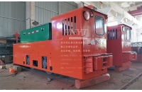 黑龍江一批湘潭礦用電機(jī)車裝車發(fā)貨